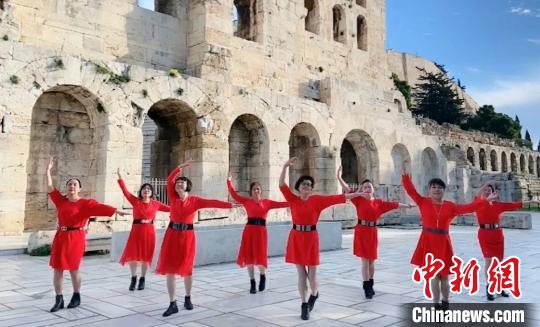 中国侨网希腊华侨华人在2021希腊华侨华人网络春节大联欢上表演舞蹈节目。（受访者供图）