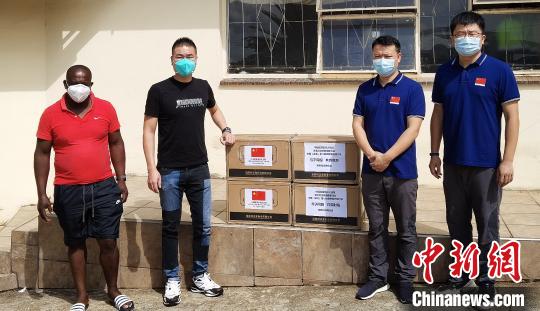 中国侨网中国援助莱索托医疗队向当地华商总会赠送抗疫药物 医疗队供图