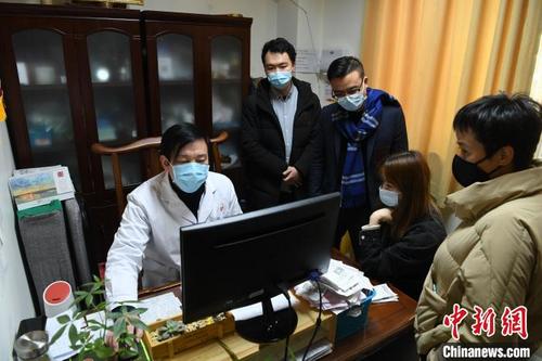中国侨网李盟麟医生正在为患者看病。　陈超　摄