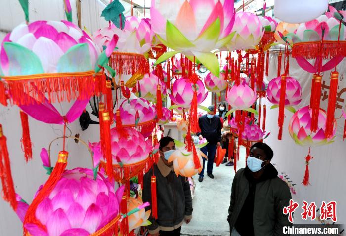 图为福州外语外贸学院的外国留学生在福州南后街观赏手工制作的花灯。　张斌 摄