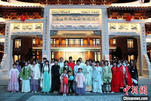 中国侨网游客身着汉服游逛博物馆。　胡丹扬　摄