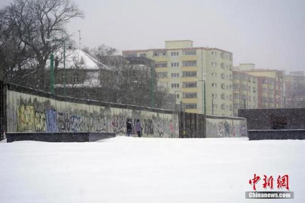 资料图：当地时间2021年2月8日，德国柏林出现强降雪天气。<a target='_blank'  data-cke-saved-href='http://www.chinanews.com/' href='http://www.chinanews.com/'>中新社</a>记者 彭大伟 摄