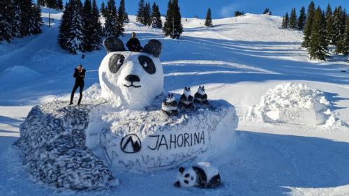 中国侨网　　2月3日，“大熊猫家族”雪雕创作者戈兰·克内热维奇（右）和耶莱娜·斯塔尼希奇与雪雕合影。新华社发（亚霍里纳奥林匹克中心供图）