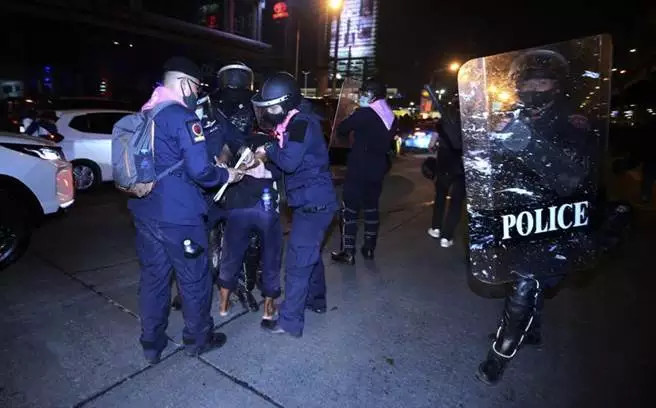 泰国示威者与警方发生肢体冲突 。