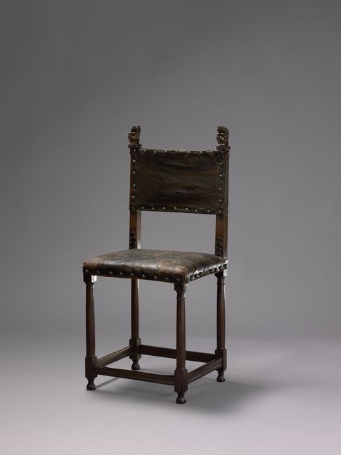 维米尔所在时代荷兰流行的西班牙椅子，其雕花狮子头与维米尔作品中细节相似