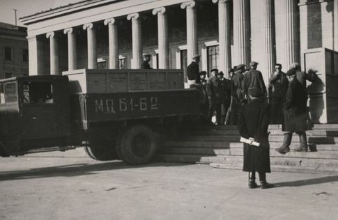 1955年10月，莫斯科普希金博物馆前装车回归德累斯顿的画作