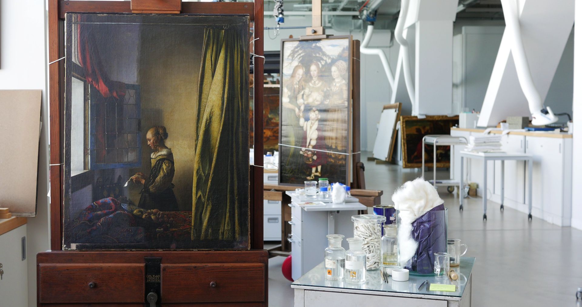 德国德累斯顿收藏馆所藏维米尔《窗前读信的少女》在修复实验室中