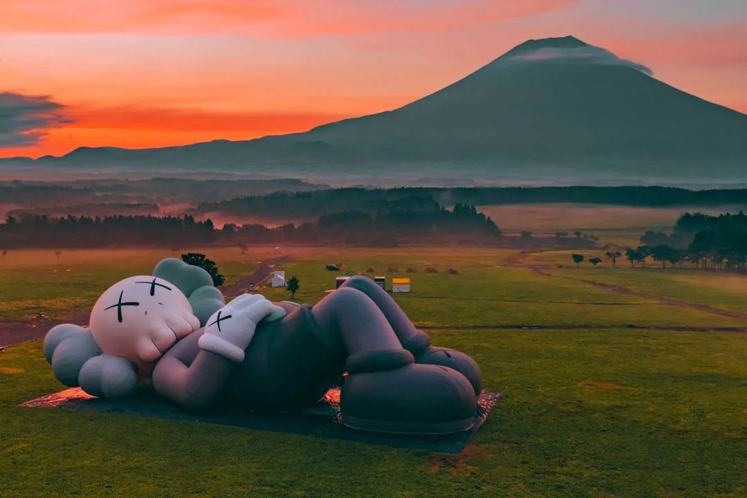 KAWS作品“Holiday（假期）”在日本富士山下