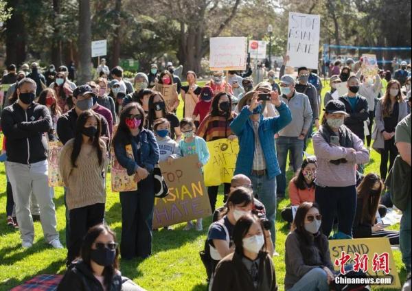 资料图：当地时间2月27日，数百人在美国旧金山湾区圣马特奥市参加反对歧视亚裔的集会。(记者 刘关关 摄)