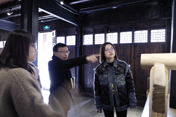 张晔（左二）等在泗泾古镇孙士林宅“古建筑木作法展”现场