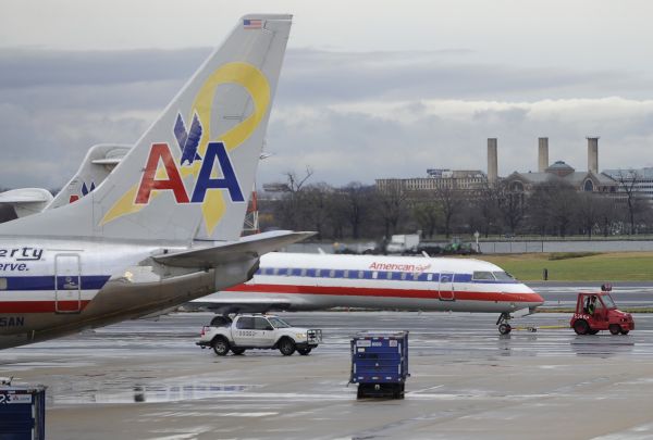 资料图：美国航空公司一架班机降落在美国首都华盛顿里根机场（新华社）