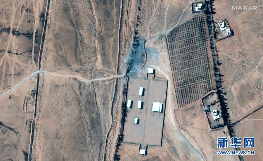 这张由美国马克萨尔科技公司提供的卫星图片显示的是叙利亚东部边境遭空袭后的区域。 新华网 图