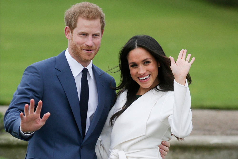 当地时间2017年11月27日，英国伦敦，英国哈里王子和女友梅根·马克尔宣布订婚后在肯辛顿宫拍照。人民视觉 资料图