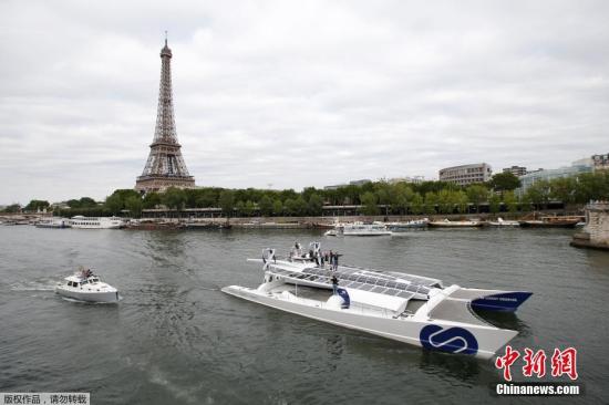 资料图：当地时间2017年7月15日，法国巴黎，全球首只零排放绿色能源船“能源观察者”号(Energy Observer)在塞纳河上行驶。
