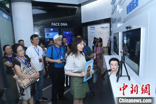 资料图为2019年8月23日，华媒嘉宾参访重庆数字经济发展展示中心。　陈超 摄
