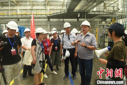 资料图为2019年8月23日，华媒嘉宾参访重庆两江新区金康新能源汽车生产基地。　陈超 摄