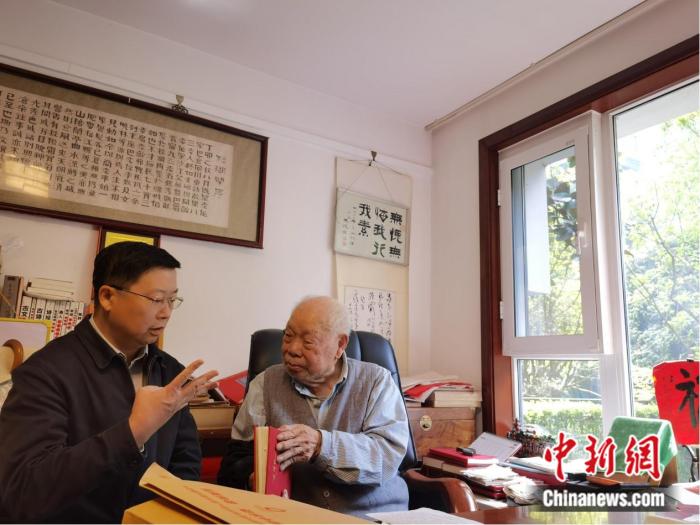 马识途(右)与黄立新(左)讨论书稿。四川省人民出版社供图