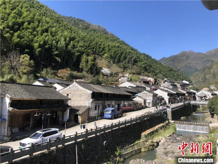 中国侨网栖霞坑村一景。　林波　摄