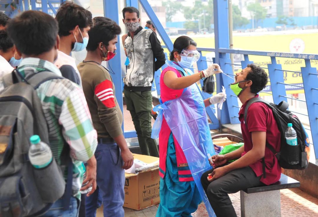 4月11日，一名男子在印度班加罗尔的一个公交站接受新冠病毒检测取样。新华社发