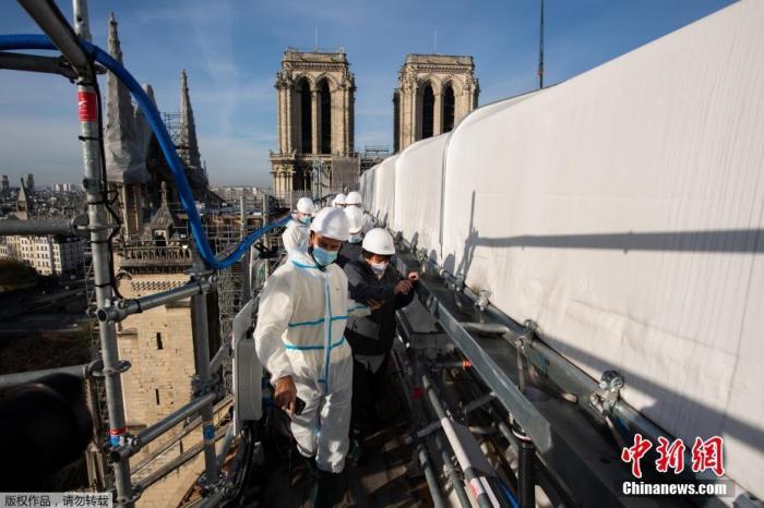 2020年11月25日消息，巴黎圣母院脚手架拆除工作完成。法国文化部长巴舍洛(图中第二位)当天前往巴黎圣母院，对脚手架的拆除情况进行了现场查看，并见证最后一部分脚手架被移走。