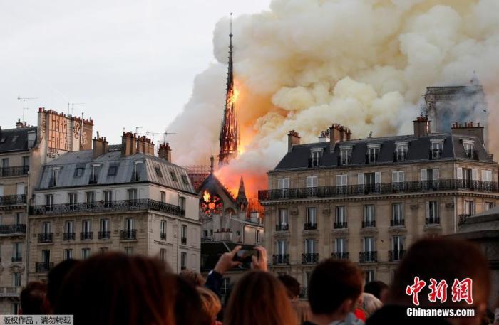 4月15日，法国巴黎圣母院大教堂的塔尖被大火吞噬。Benoit Tessier