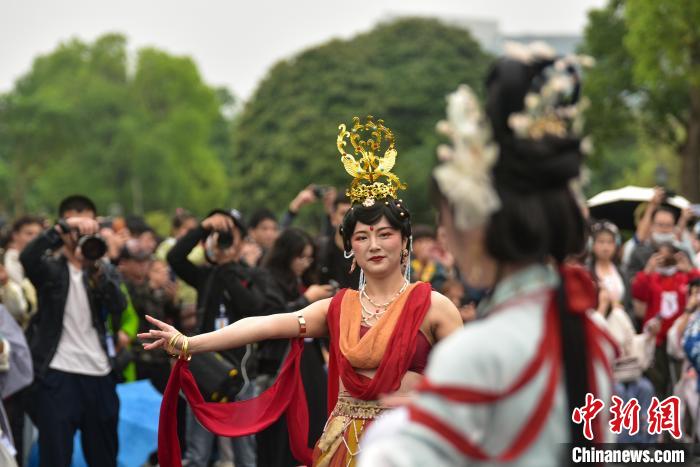 爱好者们穿着中国风服饰进行走秀。　王以照 摄