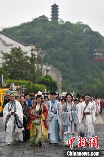 中国风服饰爱好者在古镇内进行巡游。　王以照 摄