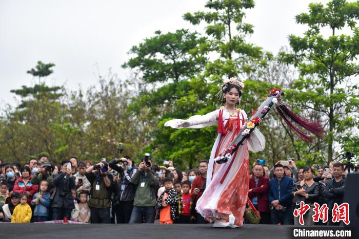 一位女子穿着中国风服饰进行走秀。　王以照 摄