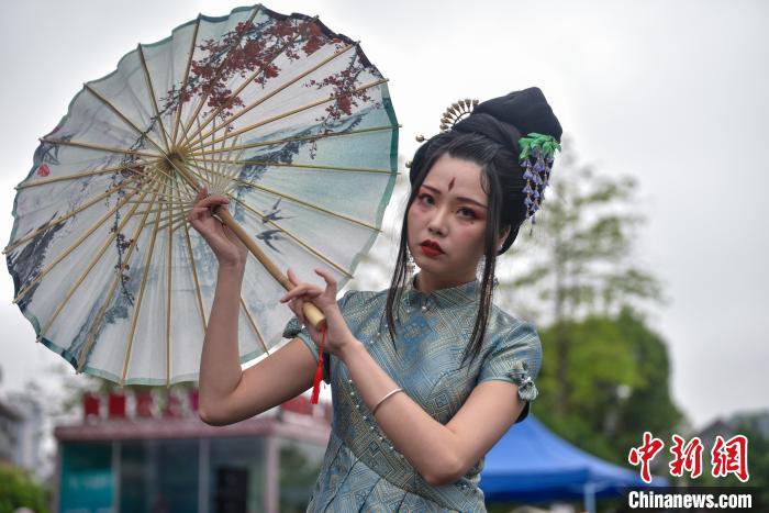 一位女子打开油纸伞进行中国风服饰展示。　王以照 摄