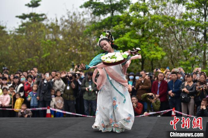 一位女子穿着中国风服饰进行走秀。