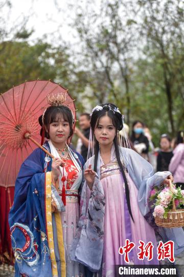 两位女子展示自己的中国风服饰。　王以照 摄