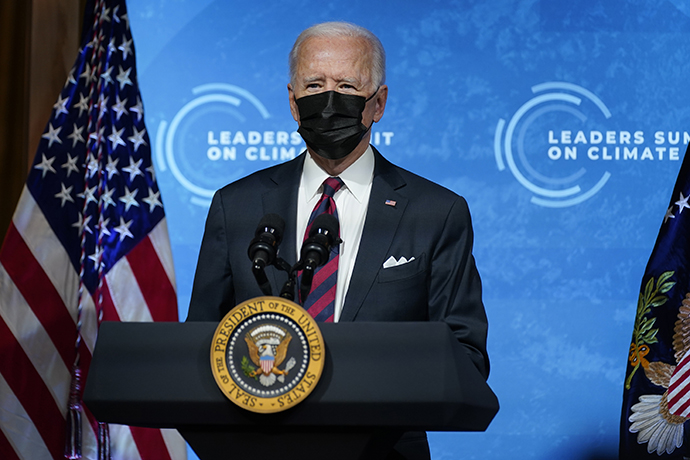 美国总统拜登以视频方式出席领导人气候峰会，并发表致辞。本文图片 人民视觉