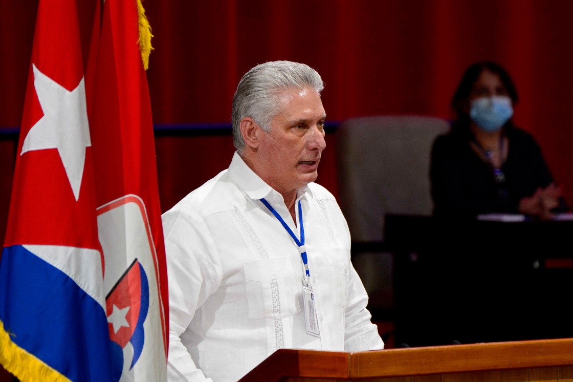 4月18日，迪亚斯-卡内尔在古巴首都哈瓦那举行的古巴共产党第八次全国代表大会上发言。新华社 图