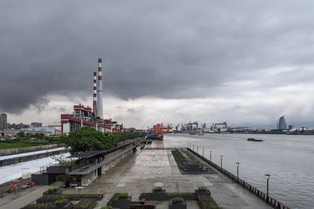 站在“边园”上看到黄浦江和老电厂。