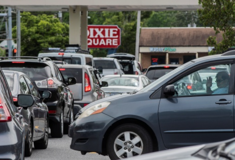 受燃油管道关闭影响，美国弗吉尼亚州民众开车前往加油站排队加油。