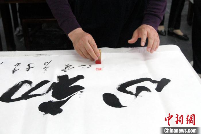 5月13日，“墨香融两岸 文脉颂中华”济台港澳书画巡展在济南启动，书画名家在现场挥毫泼墨。　孙宏瑗 摄