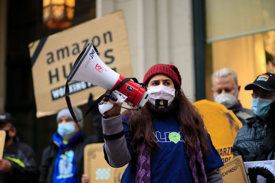 2020年12月2日，美国纽约曼哈顿，亚马逊员工在当地社区的组织下进行了游行示威，大批员工抗议配送工作压力太大但薪酬却没跟上。