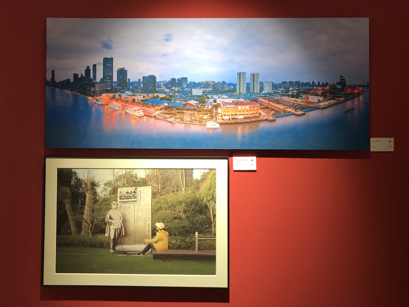展厅中的摄影作品，（上）《滨江之夜俯瞰图》，（下）《赴法勤工俭学运动出发地》