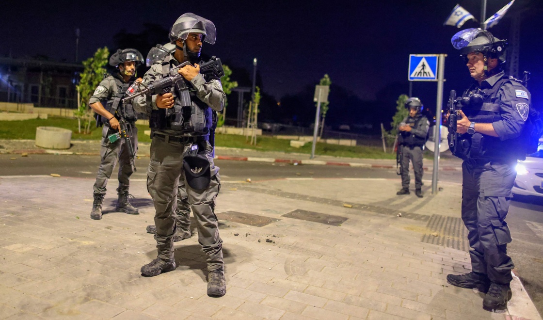 5月12日，以色列警察在卢德街头执勤。新华社 图