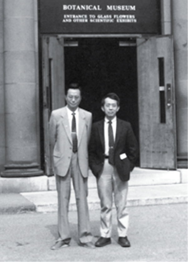 1986年 童恩正与华裔考古学家张光直教授在美国哈佛大学 