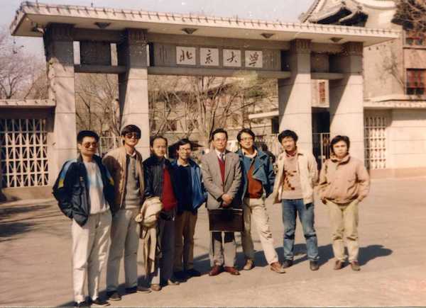 1989年童先生在北京大学  左2 本文作者，左5 童恩正