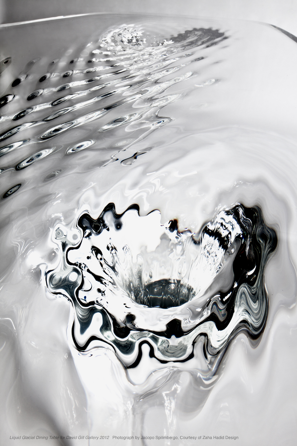 液态冰川桌，大卫·吉尔画廊，2012 摄影：Jacopo Spilimbergo，扎哈·哈迪德设计供图