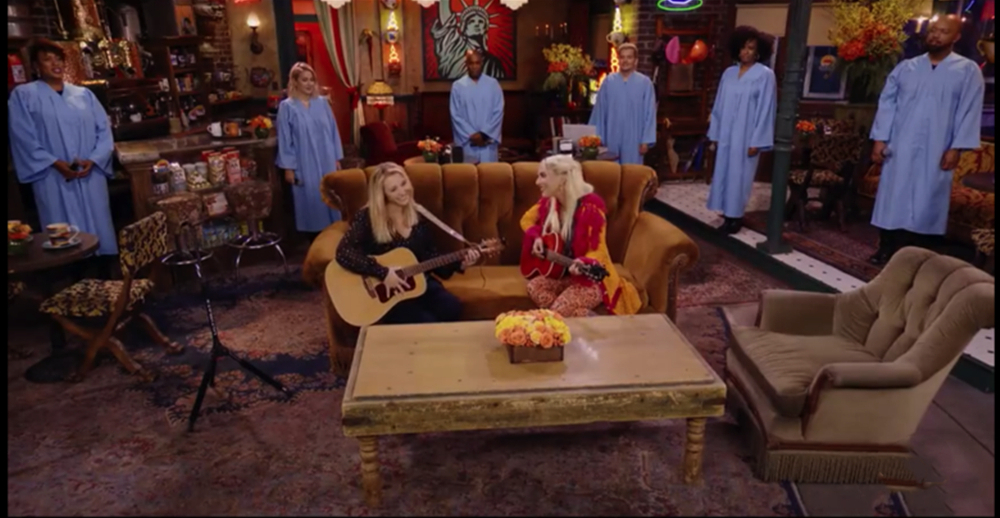 Phoebe的扮演者丽莎·库卓，和Lady Gaga合唱了经典的《臭臭猫》。一段令人惊喜的表演。