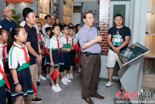 中国侨网活动参与者在晋江青阳侨史馆了解侨批背后的故事。