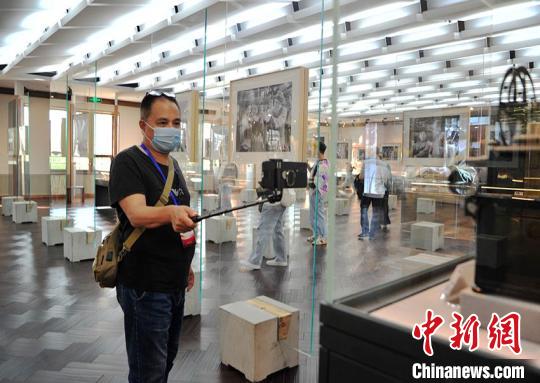海外华文媒体团在长影旧址博物馆参观。　高龙安 摄