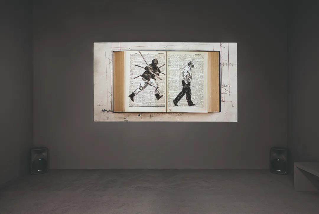 《二手阅读》威廉·肯特里奇, 2013 高清彩色视频，有声，7分1秒 图片由艺术家和纽约/巴黎/伦敦的玛丽安·古德曼画廊提供