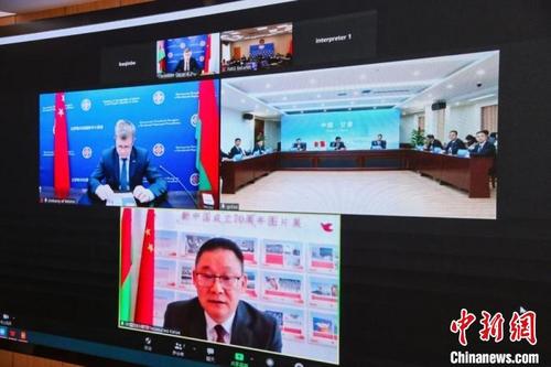中国侨网5月31日，《中国—白俄罗斯友好关系发展史》网络视频签约仪式在兰州举行。　甘肃省社会科学院供图