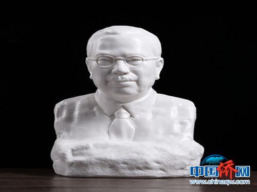 中国传统工艺美术大师李建水和林洪荣联手创作的陈嘉庚先生白瓷雕像。　嘉庚文化陈列馆提供