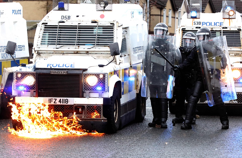 当地时间2021年4月8日，英国北爱尔兰首府贝尔法斯特，北爱尔兰地区的骚乱仍在持续，一名记者说，北爱尔兰警方遭遇了汽油弹和石块的猛烈攻击。