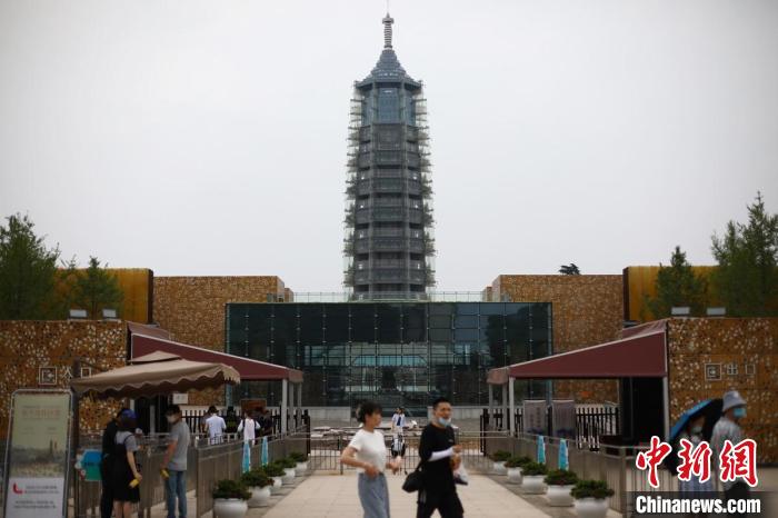 市民和游客参观南京大报恩寺遗址。　泱波 摄